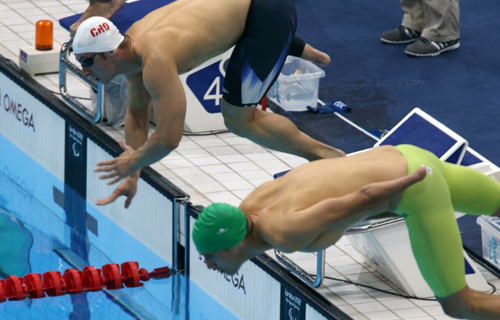 4일(현지시간) 영국 올림픽 파크 내 아쿠아틱스 센터에서 열린 2012 패럴림픽 수영 자유형 예선에서 선수들이 출발신호에 맞춰 입수하고 있다.