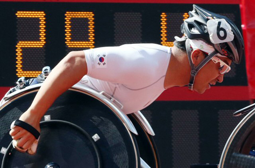 한국 휠체어 육상의 스타 유병훈이 4일(현지시간) 영국 런던 올림픽파크 내 올림픽 스타디움에서 열린 2012 런던 패럴림픽 육상 남자 T53 800ｍ 예선에서 트랙을 질주하고 있다. 유병훈이 이날 결선에 올랐다.
