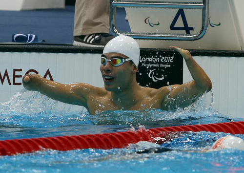 4일(현지시간) 영국 올림픽 파크 내 아쿠아틱스 센터에서 열린 2012 패럴림픽 수영 남자 100m 평형 SB4 예선에서 디아스 다니엘(브라질)이 세계신기록을 세운뒤 환호하고 있다.