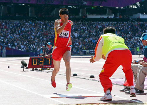 4일(현지시간) 영국 올림픽 파크 내 올림픽 스타디움에서 열린 2012 패럴림픽 남자 육상 멀리뛰기 F11(시각장애) 결승에서 리 두안(중국)이 멀리뛰기를 위해 가이드가 지르는 목소리를 따라 달리고 있다.
