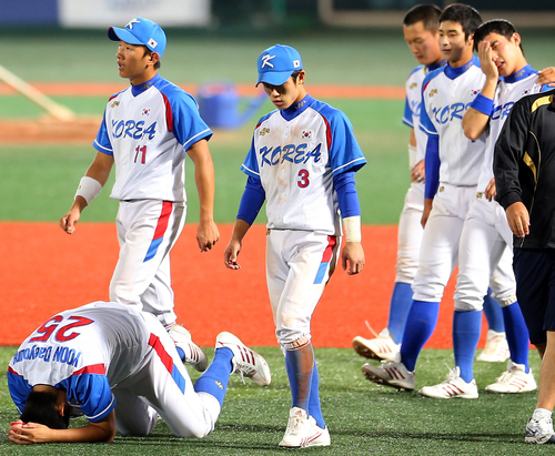6일 오후 서울 목동야구장에서 열린 제25회 세계청소년야구선수권대회 결선 라운드 한국 대 일본의 경기. 일본에 4-2로 패배한 한국 선수들이 힘없이 그라운드로 들어서고 있다.