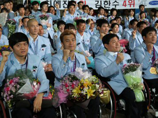 ‘종합 12위’ 패럴림픽 태극전사 입국