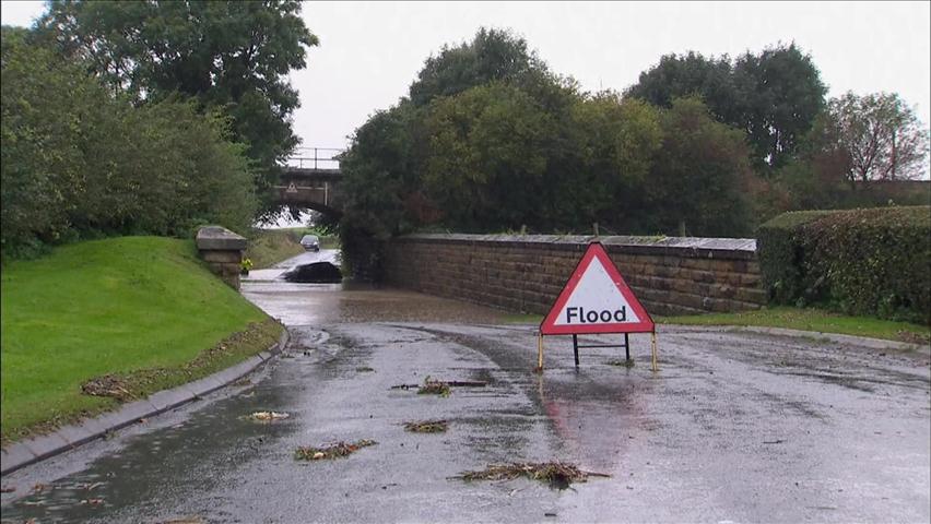영국 이틀째 폭우…수백 채 침수