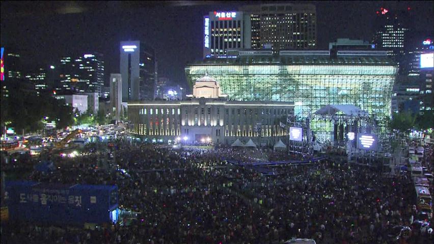 싸이 무료공연…시청 앞 인파 몰려 들썩