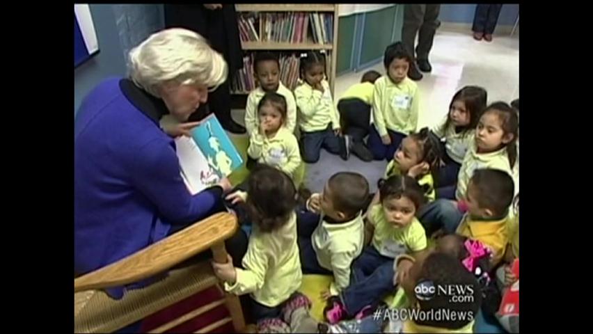 저소득층 어린이에 책 1억 권 기증