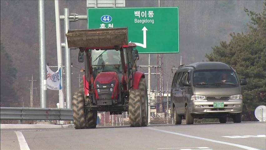 고속도로 통행하는 농기계…사고 무방비