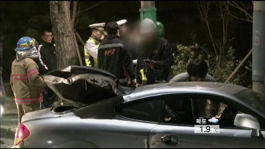 승용차가 가로수·택시 들이 받아…2명 사망