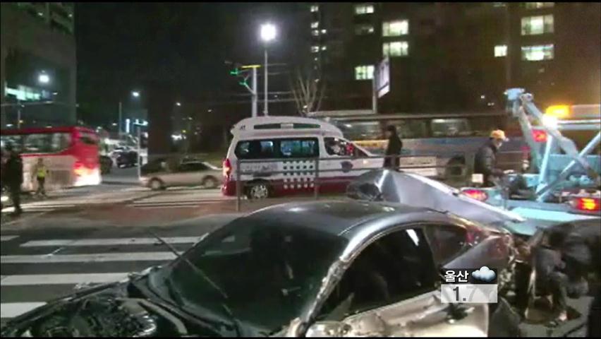 승용차가 가로수·택시 잇따라 충돌…2명 숨져