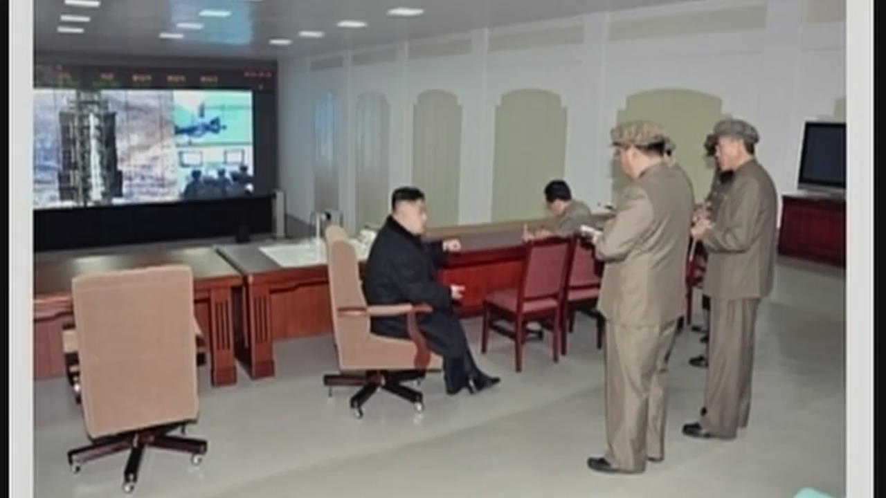 북한 로켓 잔해 이송…“김정은 발사 지휘”