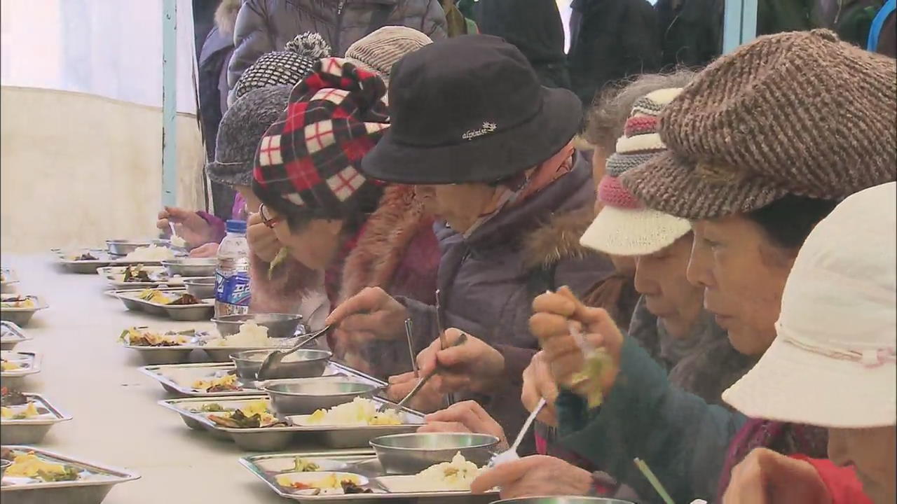 ‘사랑의 밥차’ 집기 전소…추위에 ‘덜덜’