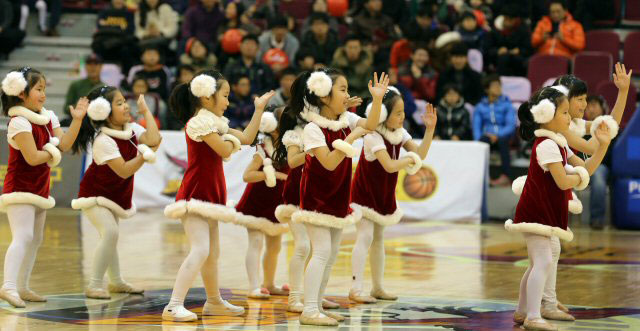   23일 경남 창원체육관에서 열린 2012-2013 프로농구 창원LG-인천 전자랜드 경기, 귀여운 산타 복장을 한 꼬마들이 코트 위에서 공연을 선보이고 있다.