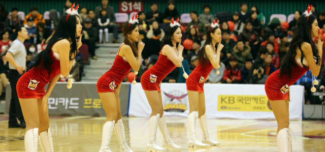  23일 경남 창원체육관에서 열린 2012-2013 프로농구 창원LG-인천 전자랜드 경기, LG 치어리더들이 섹시한 산타 복장으로 열정적인 공연을 선보이고 있다.