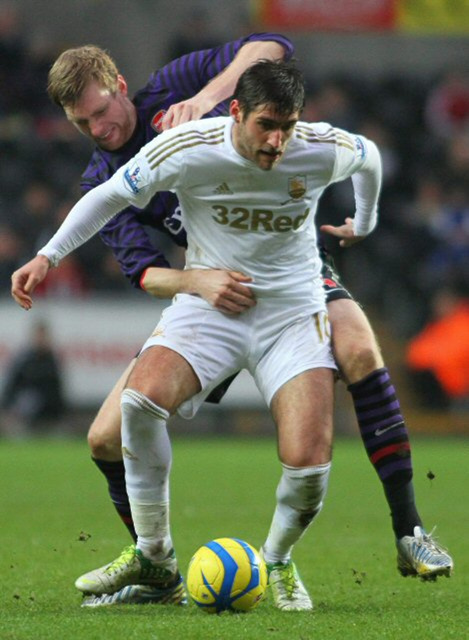 6일(한국시간) 영국 스완지 리버티스타디움에서 열린 2012-2013 잉글랜드 FA컵 64강전 스완지시티와 아스널의 경기에서 대니 그레엄(왼쪽)와 페어 메르테자커(오른쪽)이 볼다툼을 하고있다.