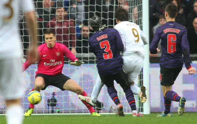 6일(한국시간) 영국 스완지 리버티스타디움에서 열린 2012-2013 잉글랜드 FA컵 64강전 스완지시티와 아스널의 경기에서 미구엘 미츄(오른쪽 두번째) 슈팅을 하고있는 장면.