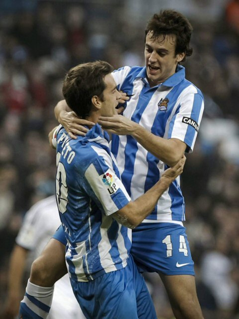 7일(한국시간) 스페인 마드리드 산티아고 베르나베우에서 열린 2012-2013 스페인 프리메라리가 18라운드 레알 소시에다드와 레알 마드리드의 경기에서 사비 프리에토(왼쪽)가 골을 넣고 팀 동료와 함께 기뻐하고 있다.