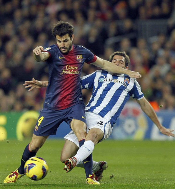 7일(한국시간) 스페인 캄프 노우에서 벌어진 2012-2013 시즌 스페인 프리메라리가 바르셀로나와 에스파뇰의 경기에서 세스크 파브레가스와 빅토르 산체스가 볼다툼을 하고있다.