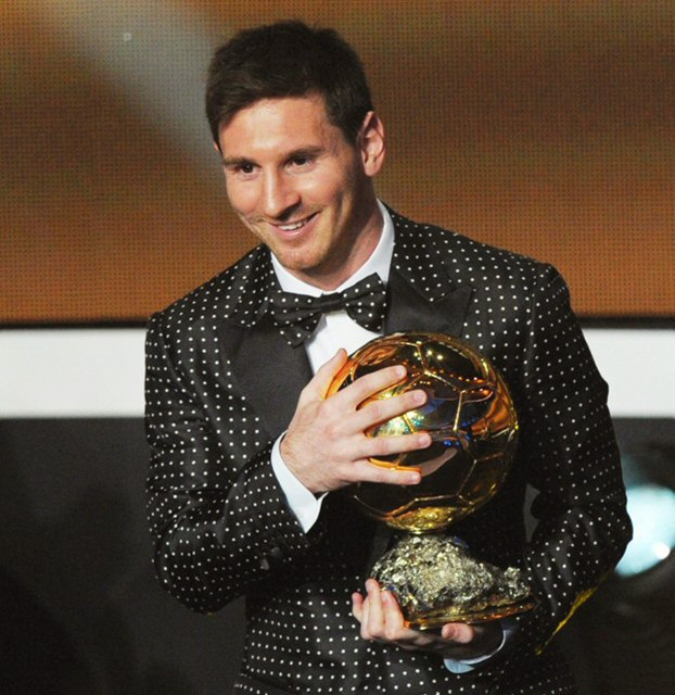 8일(한국시간) 스위스 취리히에서 열린 국제축구연맹(FIFA) 2012년 시상식에서 FIFA-발롱도르를 수상한 메시가 골든볼을 안고 활짝 웃어보이고 있다. 메시는 4년 연속 발롱도르를 수상하며 기록을 세웠다.
