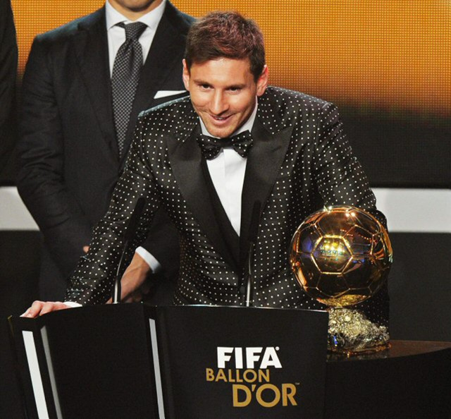 8일(한국시간) 스위스 취리히에서 열린 국제축구연맹(FIFA) 2012년 시상식에서 FIFA-발롱도르를 수상한 메시가 수상소감을 하고있다.