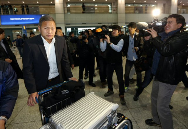 K리그 수원 삼성에 입단하는 '인민루니' 정대세가 8일 오전 인천공항을 통해 입국하고 있다. 정대세는 메디컬 테스트를 받은 뒤 곧바로 입단 절차를 밟을 예정이다. 