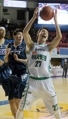 프로농구 원주 동부 진경석이 8일 전주실내체육관에서 열린 전주 KCC와의 경기에서 리바운드하고 있다. 