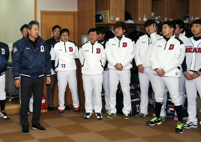 두산 베어스 김진욱 감독이 9일 오전 서울 잠실야구장에서 열린 팀 시무식에서 인사말을 하고 있다. 