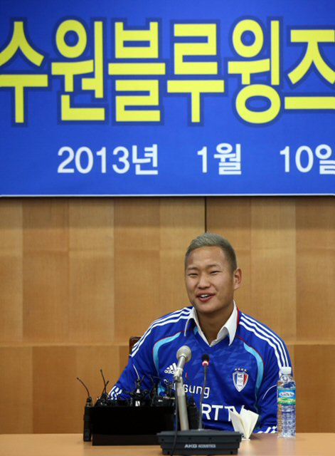정대세 선수가 10일 오후 서울 신문로 축구회관에서 열린 프로축구 수원블루윙즈 입단 기자회견에서 입단 소감을 말하고 있다. 