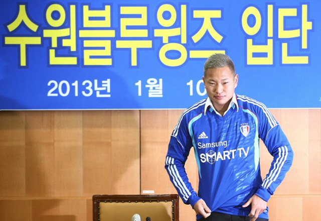 정대세 선수가 10일 오후 서울 신문로 축구회관에서 열린 프로축구 수원블루윙즈 입단 기자회견에서 등번호 14번 유니폼을 입고 포즈를 취하고 있다.