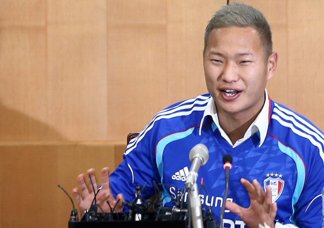 정대세 선수가 10일 오후 서울 신문로 축구회관에서 열린 프로축구 수원블루윙즈 입단 기자회견에서 입단 소감을 말하고 있다. 