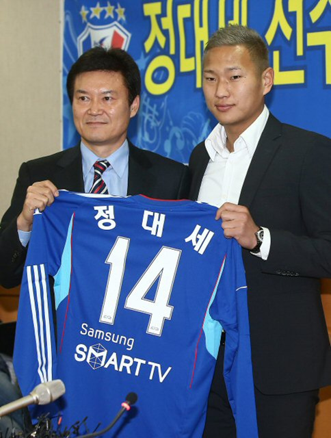 정대세 선수가 10일 오후 서울 신문로 축구회관에서 열린 프로축구 수원블루윙즈 입단 기자회견에서 이석명 단장(왼쪽)으로부터 유니폼을 받고 있다.