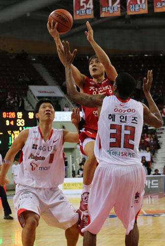 11일 안양실내체육관에서 벌어진 2012-2013 KB국민카드 프로농구 안양 KGC와 서울 SK의 경기에서 안양 김태술(가운데)이 서울 헤인즈(오른쪽), 박상오의 수비 사이를 뚫고 슛을 날리고 있다.