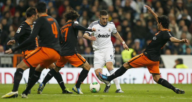 16일(한국시간) 스페인 마드리드 산티아고 베르나베우서 열린 2012-2013시즌 스페인 코파 델 레이(국왕컵) 8강 1차전 레알 마드리드와 발렌시아의 경기에서 벤제마가 드리블을 하고있다.