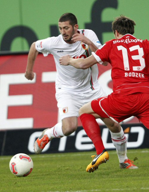 21일(한국시각) 독일 뒤셀도르프의 에스프리 아레나에서 열린 2012-2013 분데스리가 18라운드, 아우크스부르크의 구자철(맨 왼쪽)이 자신의 시즌 3호골이자, 팀의 두 번째골을 터뜨린 뒤 동료들과 카메라 앞에서 환호하고 있다. 