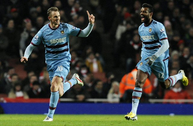24일(한국시간) 영국 런던 에미레이츠 스타디움에서 열린 2012-2013 잉글랜드 프리미어리그 23라운드 아스널과 웨스트햄의 경기에서 골을 넣은 콜리슨이 환호하고 있다.
