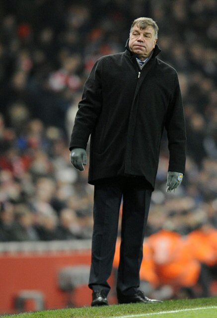 24일(한국시간) 영국 런던 에미레이츠 스타디움에서 열린 2012-2013 잉글랜드 프리미어리그 23라운드 아스널과 웨스트햄의 경기에서 웨스트햄의 감독이 경기를 지켜보고있다.