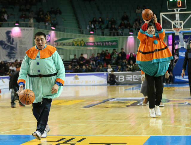 26일 서울 잠실실내체육관에서 열린 2012-2013 프로농구 올스타전 이벤트, 왕년의 농구 스타 이상민(왼쪽), 우지원이 팬들과 함께 '명랑운동회'를 하고 있다.