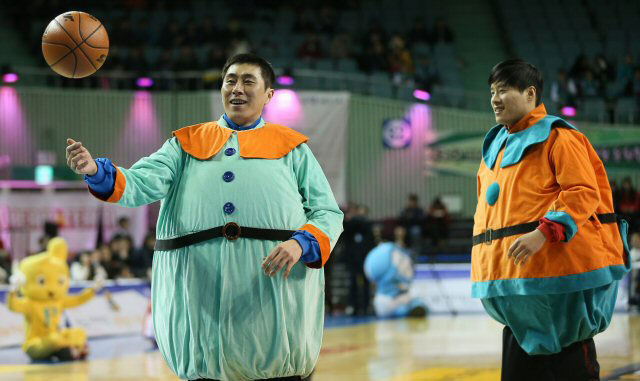 26일 서울 잠실실내체육관에서 열린 2012-2013 프로농구 올스타전 이벤트, 왕년의 농구 스타 이상민(왼쪽), 우지원이 팬들과 함께 '명랑운동회'를 하고 있다.