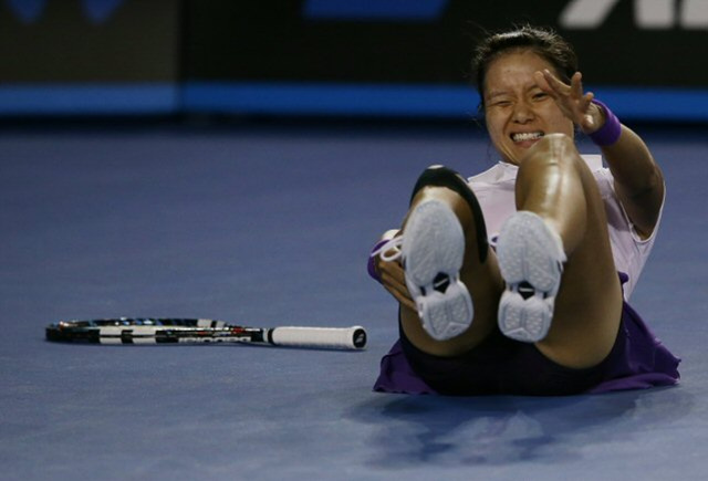 26일(한국시간) 호주 멜버른 로드 레이버 아레나에서 열린 호주오픈 테니스 여자 단식 결승전. 리나가 코트에 넘어지고 있다.