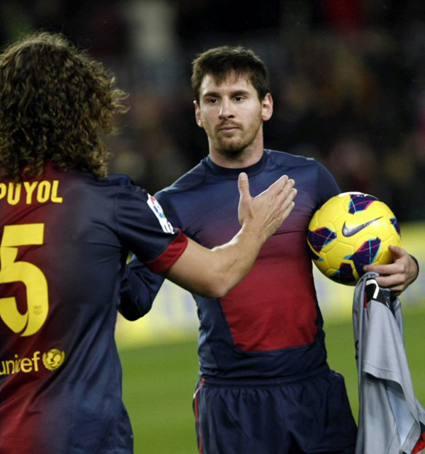 28일(한국시간) 스페인 바르셀로나에서 열린 2012-2013시즌 스페인 프리메라리가 21라운드 바르셀로나와 오사수나의 경기가 끝나고 메시가 푸욜과 격려의 인사를 나누고 있다.