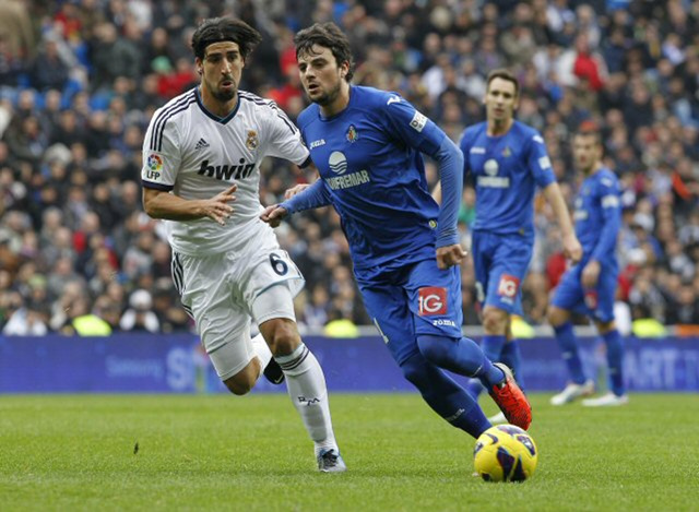27일(한국시간) 스페인 산티아고 베르나베우에서 열린 2012-2013시즌 프리메라리가 21라운드 헤타페와 레알마드리드의 경기에서 케디라(왼쪽)이 미구엘 마르코스를 견제하고있다.