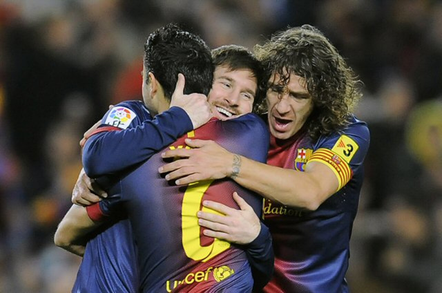 28일(한국시간) 스페인 바르셀로나에서 열린 2012-2013시즌 스페인 프리메라리가 21라운드 바르셀로나와 오사수나의 경기에서 골을 넣은 메시가 팀동료들에게 축하인사를 받고있다. 이날 바르샤는 오사수나에 5-1 완승, 메시는 4골을 넣었다.