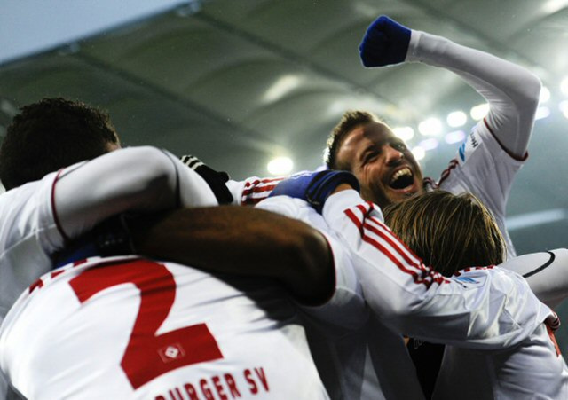 28일(한국시간) 임테크 아레나에서 열린 2012-2013시즌 분데스리가 19라운드 베르더 브레멘과 함부르크의 경기에서 골을 넣은 라파얼 판데르 파르트를 팀 동료들이 함께 축하해주고 있다.