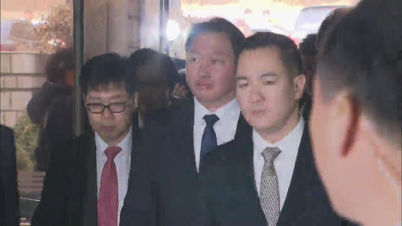 최태원 SK회장 징역 4년…법정구속