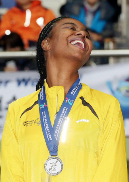 4일 오후 강원 강릉실내빙상장에서 열린 2013평창 동계스페셜올림픽 쇼트트랙 시상식에서 한 선수가 메달을 목에 건 뒤 기뻐하고 있다. 