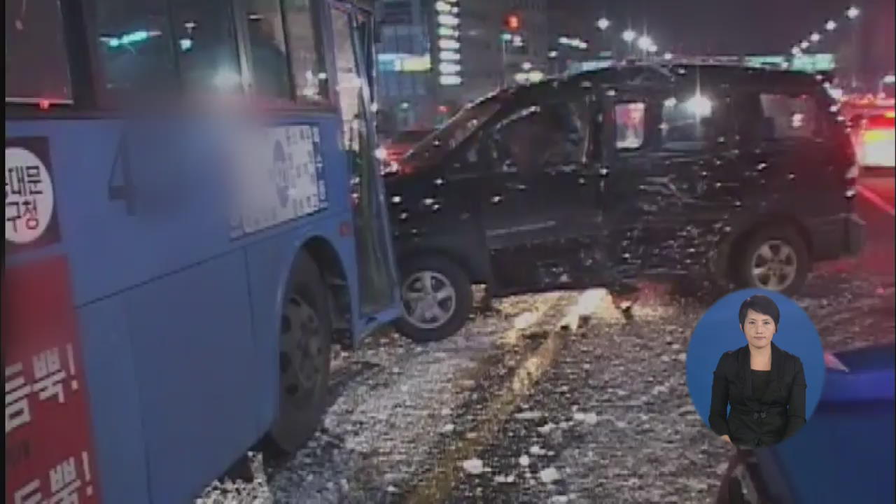 눈길에 버스 전신주 들이받아…화재 잇따라