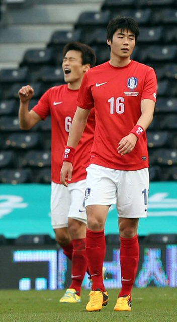6일 오후(현지시간) 영국 런던 크레이븐 코티지에서 열린 축구대표팀과 크로아티아와의 평가전에서 한국의 기성용과 신형민이 추가골을 허용한 후 아쉬워하고 있다.