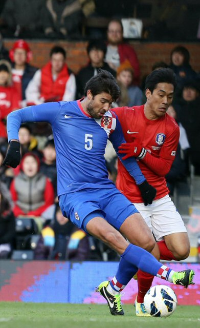 6일 오후(현지시간) 영국 런던 크레이븐 코티지에서 열린 축구대표팀과 크로아티아와의 평가전에서 한국의 박주영이 크로아티아의 베드란 코를루카와 볼다툼을 벌이고 있다.