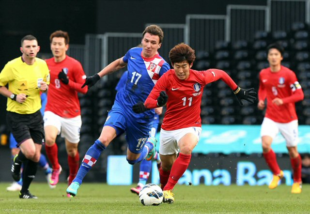 영국 런던 크레이븐 코티지에서 열린 축구대표팀과 크로아티아와의 평가전에서 한국의 손흥민이 크로아티아 수비를 따돌리고 드리블을 하고 있다.