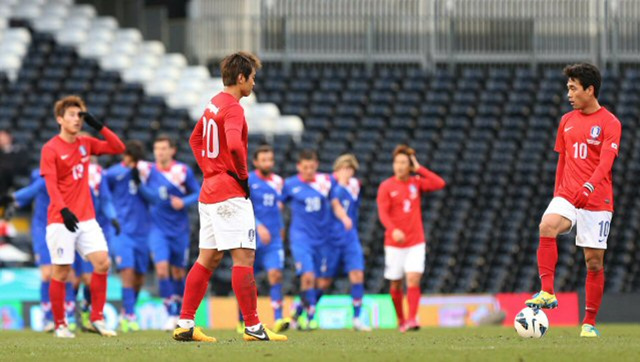 6일 오후(현지시간) 영국 런던 크레이븐 코티지에서 열린 축구대표팀과 크로아티아와의 평가전에서 한국대표팀이 네번째골을 허용한 후 아쉬워하고 있다. 