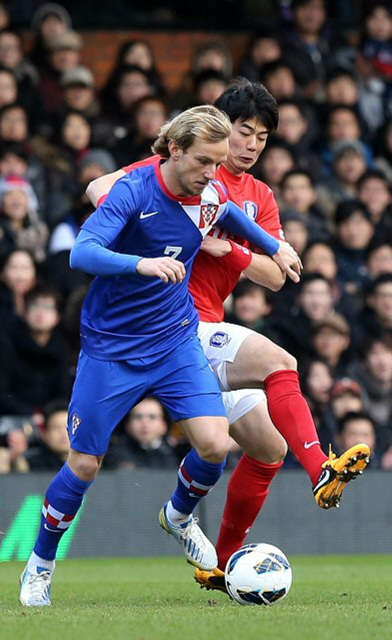 6일 오후(현지시간) 영국 런던 크레이븐 코티지에서 열린 축구대표팀과 크로아티아와의 평가전에서 한국의 기성용이 크로아티아의 이반 라키티치와 볼다툼을 벌이고 있다.