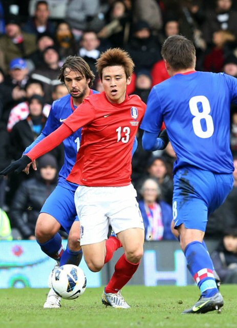 6일 오후(현지시간) 영국 런던 크레이븐 코티지에서 열린 축구대표팀과 크로아티아와의 평가전에서 한국의 구자철이 크로아티아의 수비를 뚫고 드리블을 하고 있다.